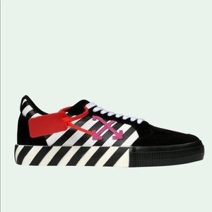 OFF WHITE Low Vulcanised Sneakers Black Arrow 38